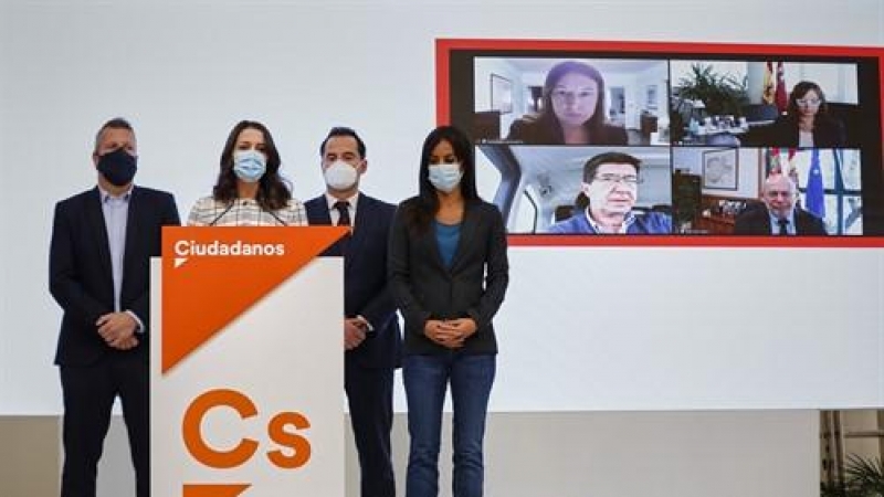 La presidenta de Ciudadanos, Inés Arrimadas, interviene en una rueda de prensa en la sede del partido, en Madrid (España), a 23 de octubre. En su intervención ha pedido al presidente del Gobierno, Pedro Sánchez, medidas “contundentes”, y ha señalado que “