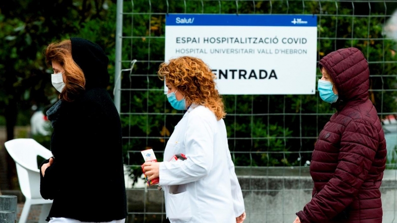 Varios sanitarios en las inmediaciones del Pavelló d'Esports de la Vall d'Hebron de Barcelona . EFE/Enric Fontcuberta/Archivo