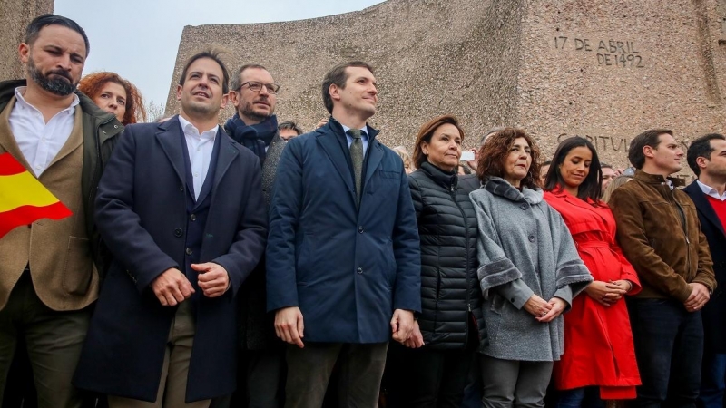 El presidente de Vox, Santiago Abascal (1i), el líder del PP, Pablo Casado (3i), y el líder de Ciudadanos, Albert Rivera (2d), el 10 de febrero de 2019, posan en la plaza de Colón de Madrid, en protesta por el diálogo de Pedro Sánchez con los independenti