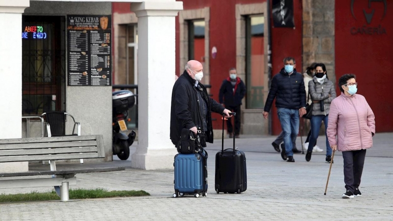 23/10/2020.- Varias personas en las calles de Ponferrada. La Junta de Castilla y León ha decretado el confinamiento perimetral de una parte del municipio de Ponferrada (León), con una población ligeramente superior a los 65.200 vecinos, desde esta mañana,