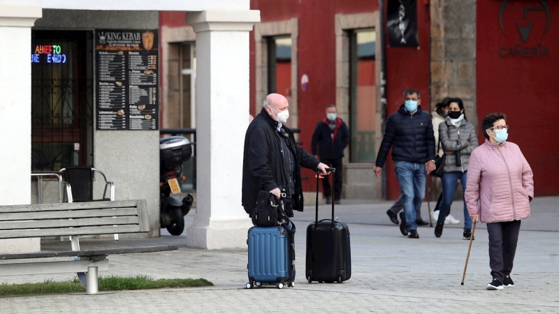 23/10/2020.- Varias personas en las calles de Ponferrada. La Junta de Castilla y León ha decretado el confinamiento perimetral de una parte del municipio de Ponferrada (León), con una población ligeramente superior a los 65.200 vecinos, desde esta mañana,