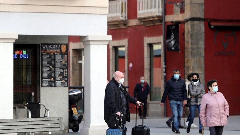 23/10/2020.- Varias personas en las calles de Ponferrada. La Junta de Castilla y León ha decretado el confinamiento perimetral de una parte del municipio de Ponferrada (León), con una población ligeramente superior a los 65.200 vecinos, desde esta mañana,