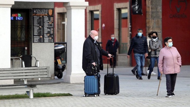 23/10/2020.- Varias personas en las calles de Ponferrada. La Junta de Castilla y León ha decretado el confinamiento perimetral de una parte del municipio de Ponferrada (León), con una población ligeramente superior a los 65.200 vecinos, desde esta mañana,