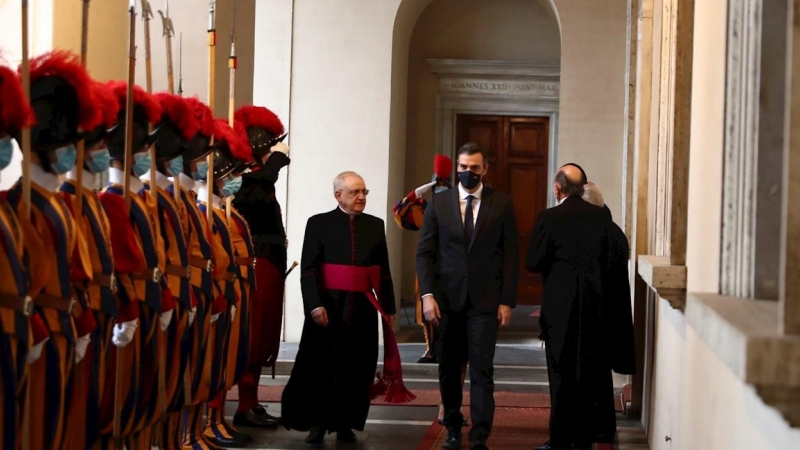 El presidente del Gobierno español, Pedro Sánchez, recibido por el regente de la prefectura de la Casa Pontifica, Leonardo Sapienza (i), antes de la audiencia prevista con el papa Francisco. EFE/Pool Moncloa/Fernando Calvo