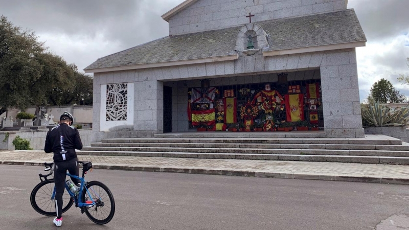 Un ciclista parado frente al panteón de la familia Franco en el cementerio madrileño de Mingorrubio, en El Pardo, en el que está enterrado Francisco Franco junto a su mujer, Carmen Polo. EFE/María Traspaderne