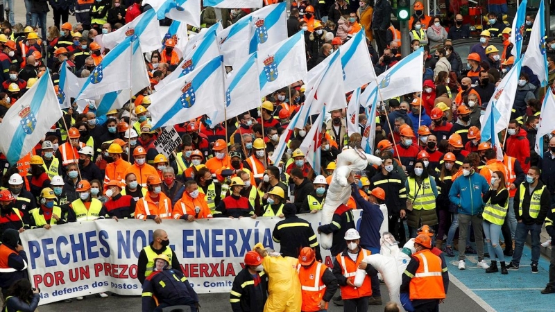 Trabajadores de Alcoa San Cibrao protagonizan una protesta antes de una semana clave, pues el próximo miércoles 28 será la Justicia la que dirima si acepta la cautelarísima que los trabajadores han solicitado para frenar el ERE. EFE/Eliseo Trigo