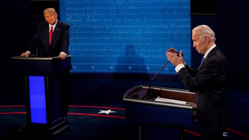 Joe Biden responde a una pregunta mientras el presidente Donald Trump escucha durante el segundo y último debate presidencial en el Curb Event Center de la Universidad de Belmont en Nashville. Morry Gash / Pool / REUTERS