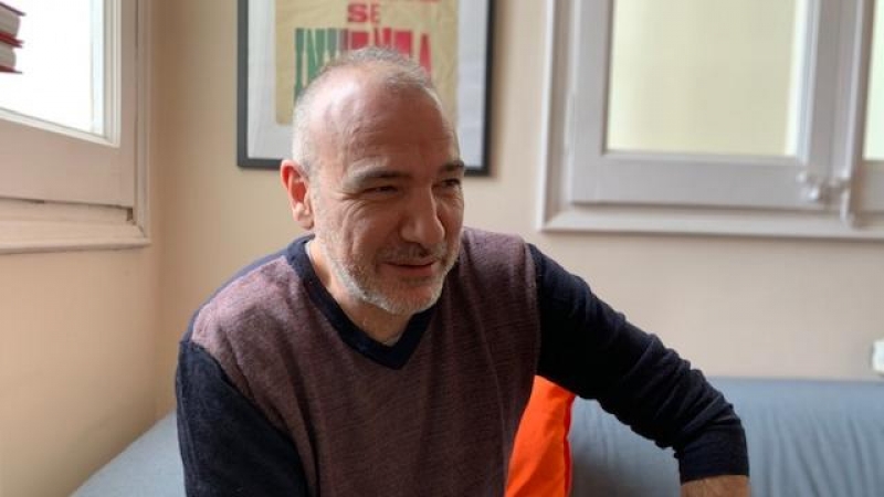 L'escriptor Guillem Sala durant l'entrevista per parlar de la seva darrera novel·la que barreja català i castellà. L.P.