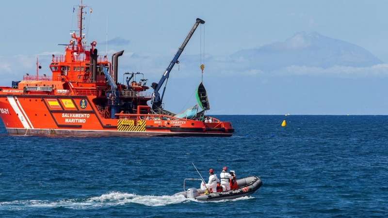 El buque de Salvamento Marítimo recoge varias pateras vacías, que van acumulando en el muelle de Arguineguín (Gran Canaria), hasta su posterior destrucción. EFE/Quique Curbelo