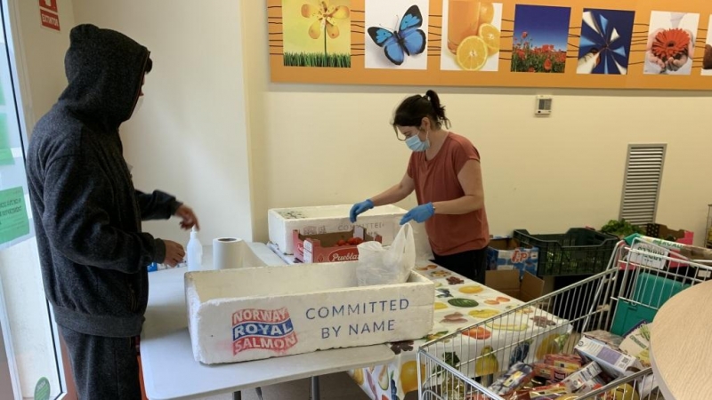 Una persona recoge alimentos que reparte la entidad Raíces San Ignacio en Lleida. Fotografía cedida por Raíces San Ignacio.