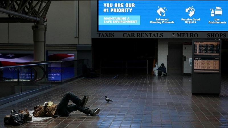 Un sintecho en una estación de tren en Washington. REUTERS.