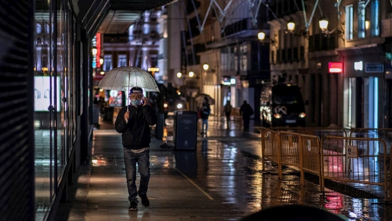 Una persona camina por la madrileña calle Preciados este domingo, en la primera jornada de toque de queda en la capital. EFE/Rodrigo Jiménez