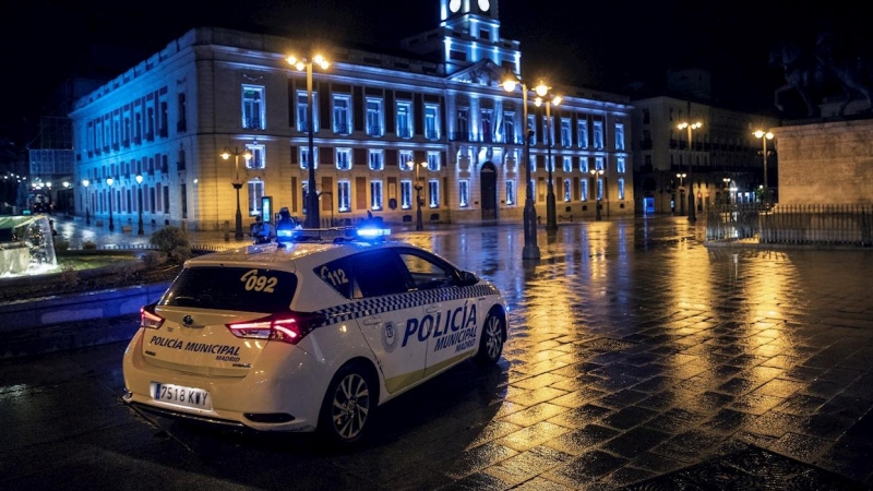 26/10/2020.- Un coche de la Policía Local vigila la Puerta del Sol anoche, rimera jornada de toque de queda en la capital. Esta medianoche ha comenzado el toque de queda en toda la Comunidad de Madrid que tendrá lugar de 00.00 a 6.00 horas mientras dure e