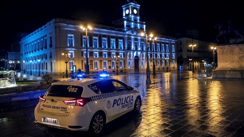 26/10/2020.- Un coche de la Policía Local vigila la Puerta del Sol anoche, rimera jornada de toque de queda en la capital. Esta medianoche ha comenzado el toque de queda en toda la Comunidad de Madrid que tendrá lugar de 00.00 a 6.00 horas mientras dure e