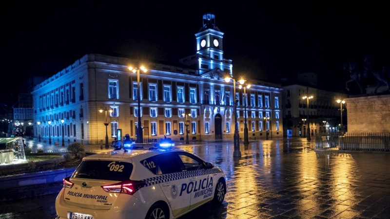 26/10/2020.- Un coche de la Policía Local vigila la Puerta del Sol anoche, rimera jornada de toque de queda en la capital. Esta medianoche ha comenzado el toque de queda en toda la Comunidad de Madrid que tendrá lugar de 00.00 a 6.00 horas mientras dure e