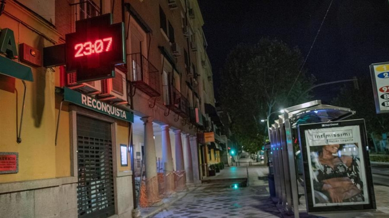 En Toledo, los últimos transeúntes apuran el Paso para abandonar las calles nada más los relojes han marcado las 23:00 horas.