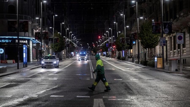 Esta medianoche ha comenzado el toque de queda en toda la Comunidad de Madrid que tendrá lugar de 00.00 a 6.00 horas mientras dure el estado de alarma en España, una medida que se suma a las restricciones de movilidad en 32 zonas básicas de salud de la r