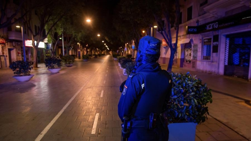 Una patrulla de la Policía Nacional en la céntrica calle Blanquerna de Palma, Mallorca, hoy domingo a las 23:00 h. El Gobierno de España ha decretado el estado de alarma desde las 11pm. a las 6 am. para todo el territorio nacional, con posibilidad de peq