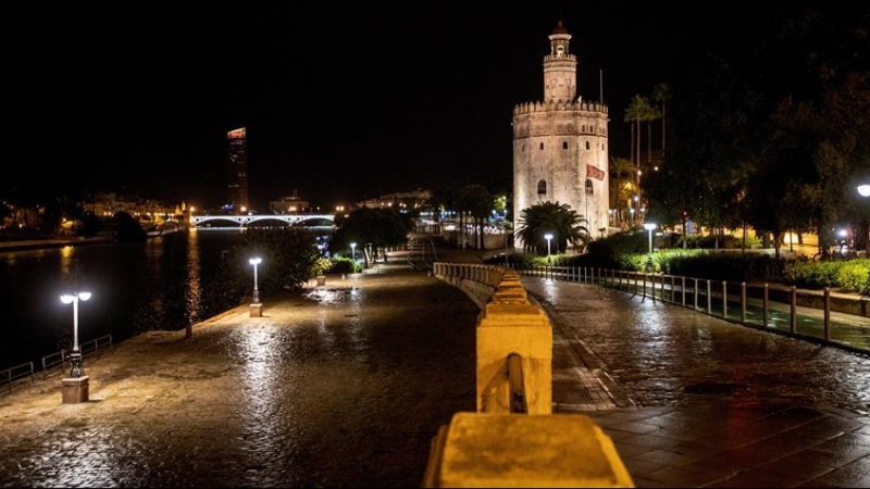 Imagen de Sevilla completamente vacía esta noche después de que el Gobierno aprobara el estado de alarma y decretara confinamiento nocturno modulable en toda España, salvo Canarias, desde las 11 de la noche hasta las 6 de la mañana. EFE/José Manuel vidal