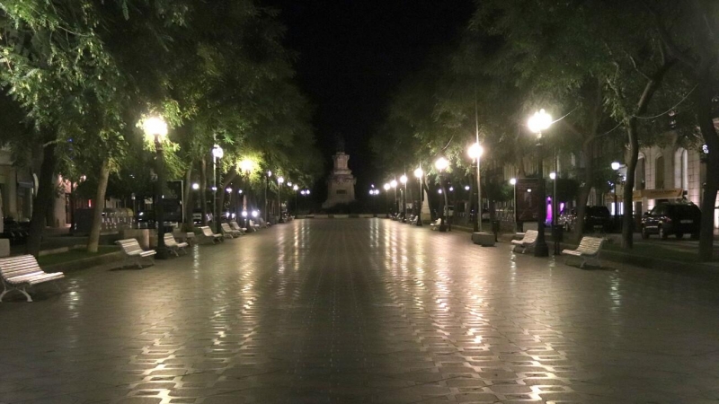 La Rambla Nova de Tarragona, buida poc després de les deu de la nit, moment en que ha entrat en vigor el toc de queda. Eloi Tost | ACN