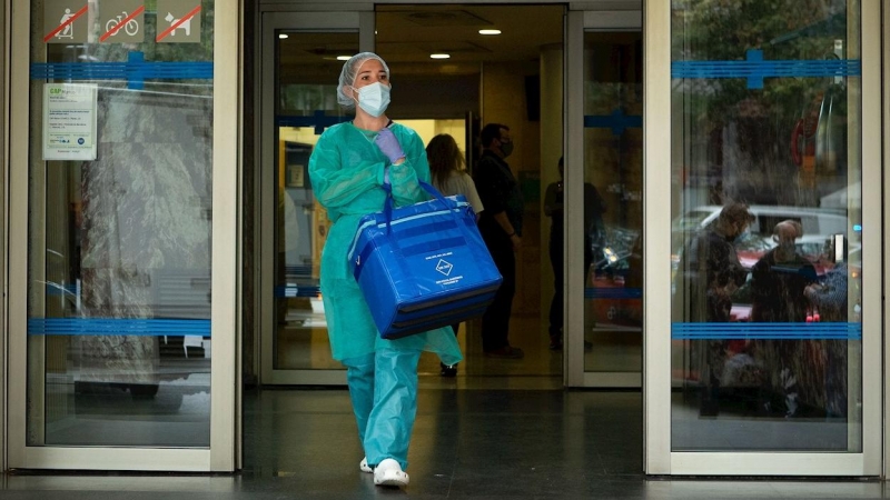 Una profesional sanitaria sale del Centro Atención Primaria (CAP) de Manso de Barcelona. EFE/Enric Fontcuberta/Archivo