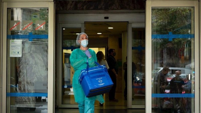 Una profesional sanitaria sale del Centro Atención Primaria (CAP) de Manso de Barcelona. EFE/Enric Fontcuberta/Archivo