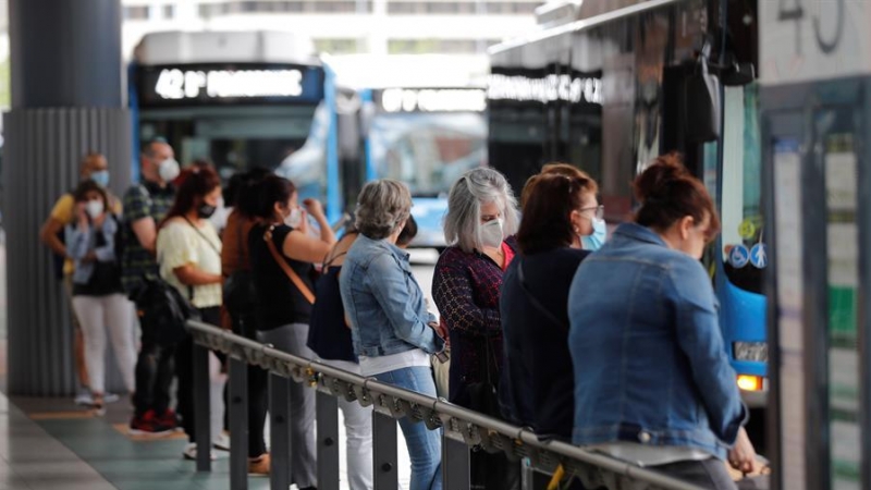 Varias personas esperan el autobús de la EMT en Madrid. EFE/Emilio Naranjo/Archivo