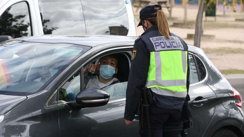 Una agente de la Policía Nacional habla con una conductora durante un control policial. /Europa Press