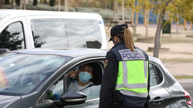 Una agente de la Policía Nacional habla con una conductora durante un control policial. /Europa Press