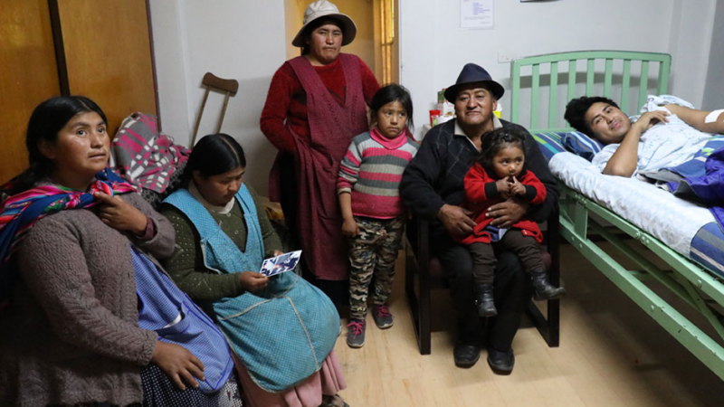 La familia Mamani Choque, en el hospital Brasil.