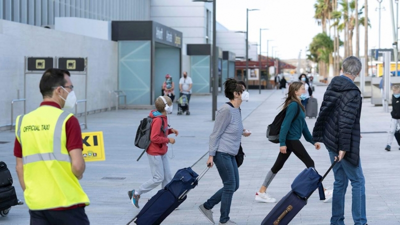 Llegada de turistas este sábado al aeropuerto de Tenerife Sur, en el municipio de Granadilla de Abona (Tenerife), procedentes de Alemania y Reino Unido una vez que Canarias ha sido eliminada de sus respectivas listas negras de destinos turísticos. EFE/Mig