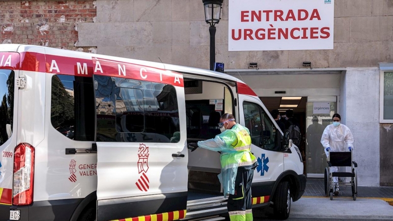 Un sanitarios con equipo de protección especial para evitar contagios de coronavirus, traslada a un paciente de una ambulancia a urgencias del Hospital Clínico de València. EFE/ Biel Aliño