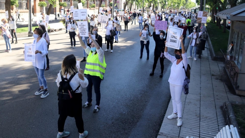 Manifestació a Tarragona de treballadors de centres d'estètica contra el tancament dels centres.