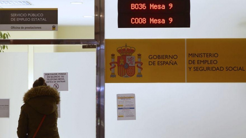 Un grupo de personas espera su turno en una oficina de empleo del ECyL de Valladolid. EFE/Nacho Gallego/Archivo