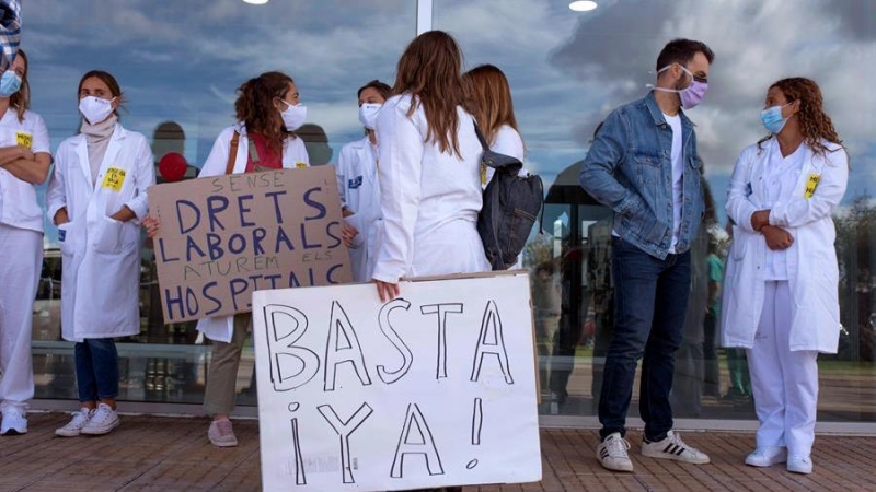 Concentración de médicos frente a las puertas del Hospital Mateu Orfila de Mahón durante el primer día de la huelga convocada por la Confederación Estatal de Sindicatos Médicos (CESM) para visibilizar la huelga convocada hoy