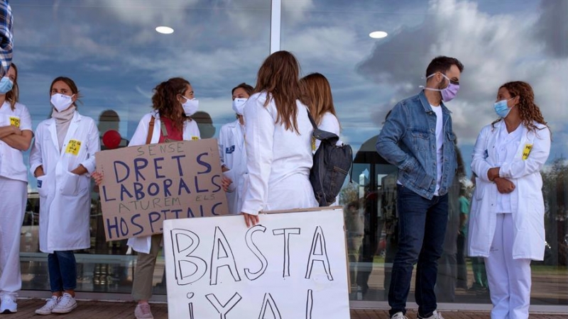 Concentración de médicos frente a las puertas del Hospital Mateu Orfila de Mahón durante el primer día de la huelga convocada por la Confederación Estatal de Sindicatos Médicos (CESM) para visibilizar la huelga convocada hoy