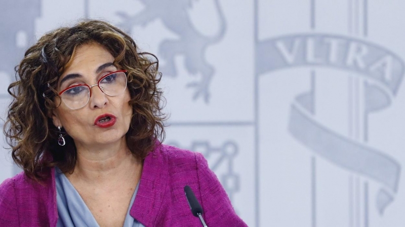 La ministra de Hacienda, María Jesús Montero durante la rueda de prensa tras el Consejo de Ministros celebrada en el Palacio de la Moncloa este martes tras la aprobación del proyecto de Ley de Presupuestos Generales del Estado de 2021.