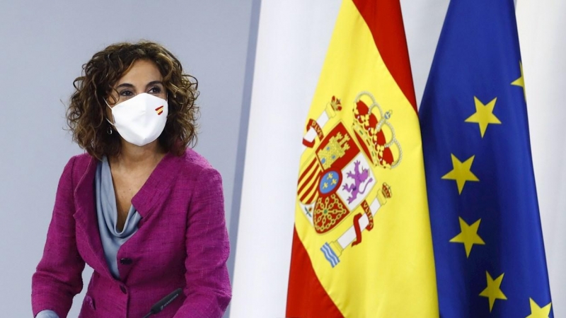 La ministra de Hacienda, María Jesús Montero durante la rueda de prensa tras el Consejo de Ministros celebrada en el Palacio de la Moncloa este martes tras la aprobación del proyecto de Ley de Presupuestos Generales del Estado de 2021.