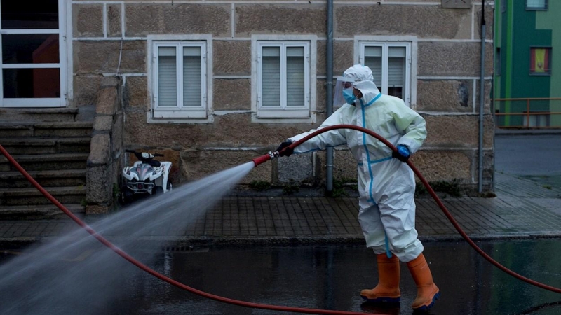 23/10/2020 - Un operario municipal realiza labores de desinfección en la ciudad de Orense, en una imagen de archivo.