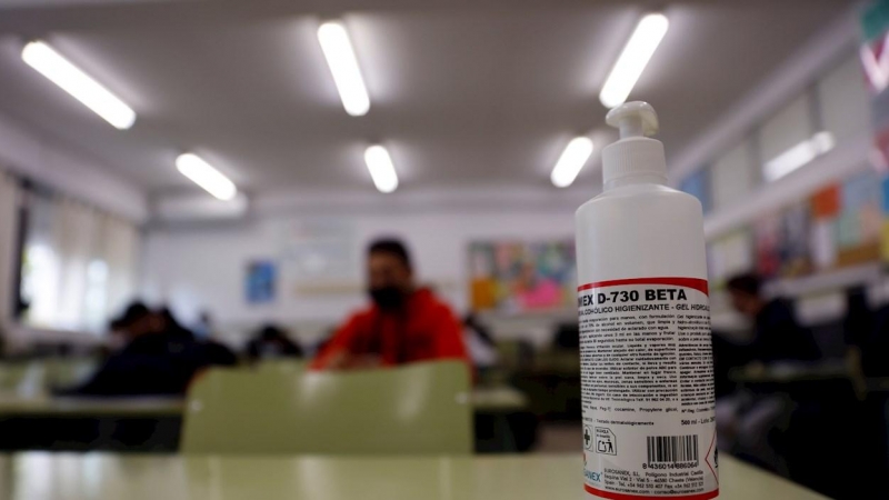 24/10/2020 - Detalle del gel hidroalcohólico dejado a disposición de los alumnos en un aula del IES Gaspar Melchor de Jovellanos en Fuenlabrada (Madrid).