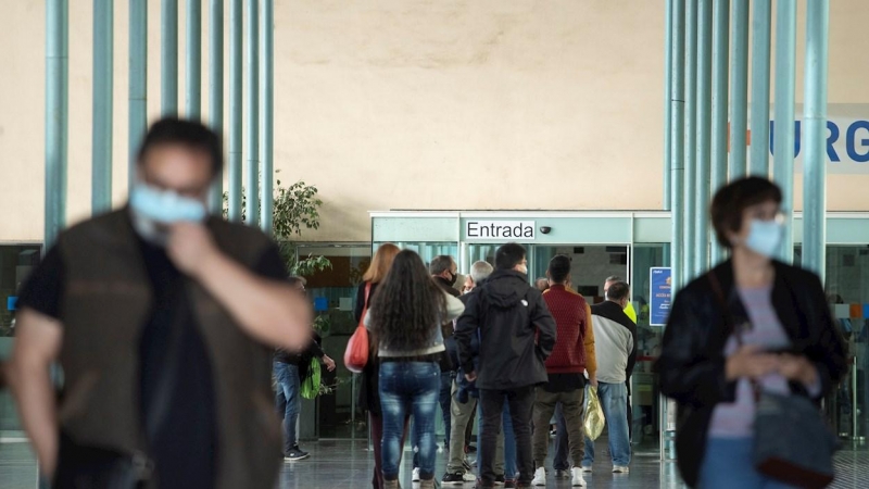 27/10/2020.- Varias personas hacen cola para entrar en el Hospital del Mar de Barcelona.