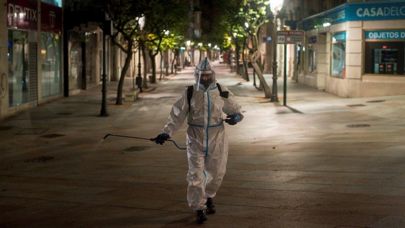 27/10/2020.- Un operario municipal realiza labores de desinfección, en la calle del Paseo de Ourense.