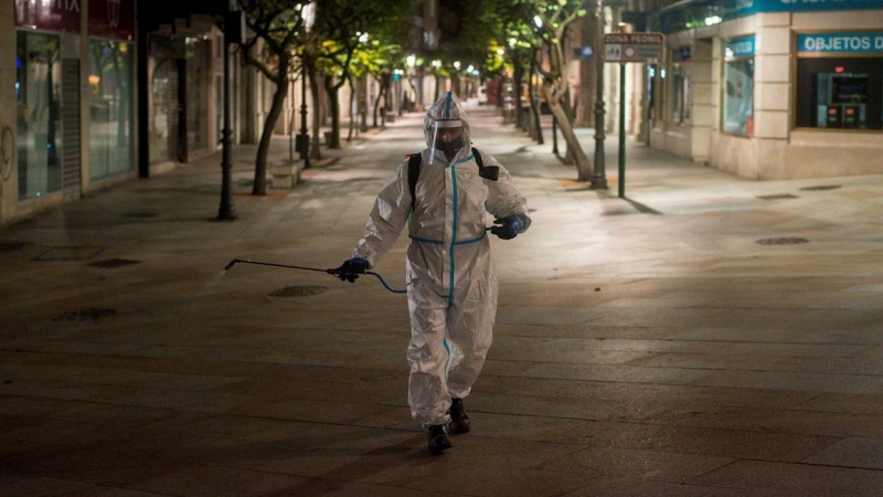 27/10/2020.- Un operario municipal realiza labores de desinfección, en la calle del Paseo de Ourense.