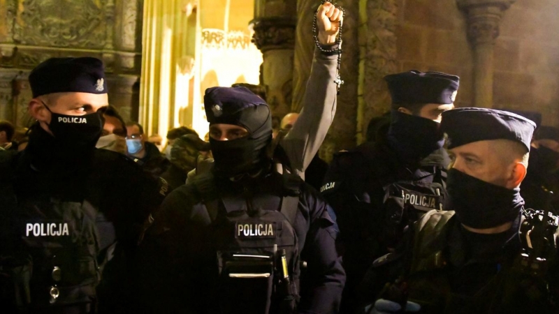 Agentes de policía montan guardia frente a la Catedral de San Juan Bautista durante una protesta contra el fallo del Tribunal Constitucional de Polonia en Wroclaw, Polonia.