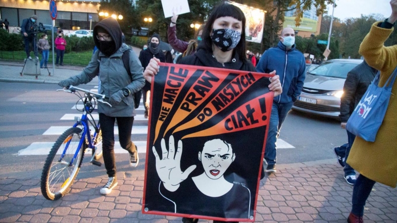 Los manifestantes bloquean una calle durante una protesta contra el fallo.