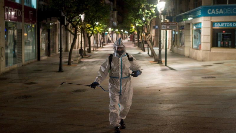 Un operario municipal realiza labores de desinfección, en la calle del Paseo de Ourense, en la madrugada de este martes. El Gobierno de España ha decretado el estado de alarma desde las 11pm. a las 6 am. para todo el territorio nacional, con posibilidad d