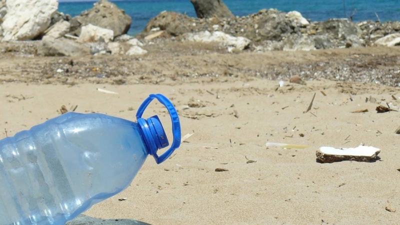 Botella de Plástico arrojada sobre la playa.