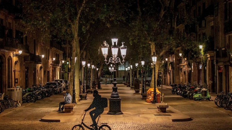 Ambiente del Passeig del Born, este martes en Barcelona, en la tercera noche del toque de queda decretado por el Gobierno de la Generalitat.