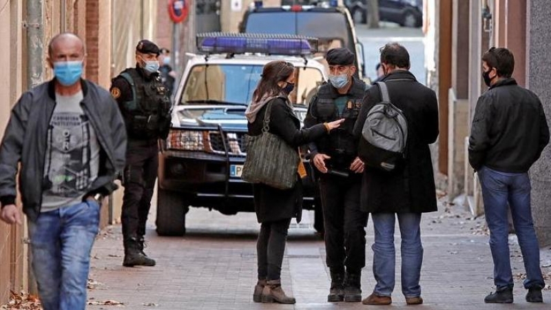 Marina Llansana davant de casa seva després de la detenció del seu company, l'editor Oriol Soler.