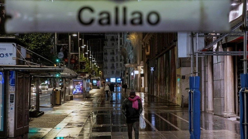 La Gran Vía desde la Plaza del Callao en la primera jornada de toque de queda en la capital.